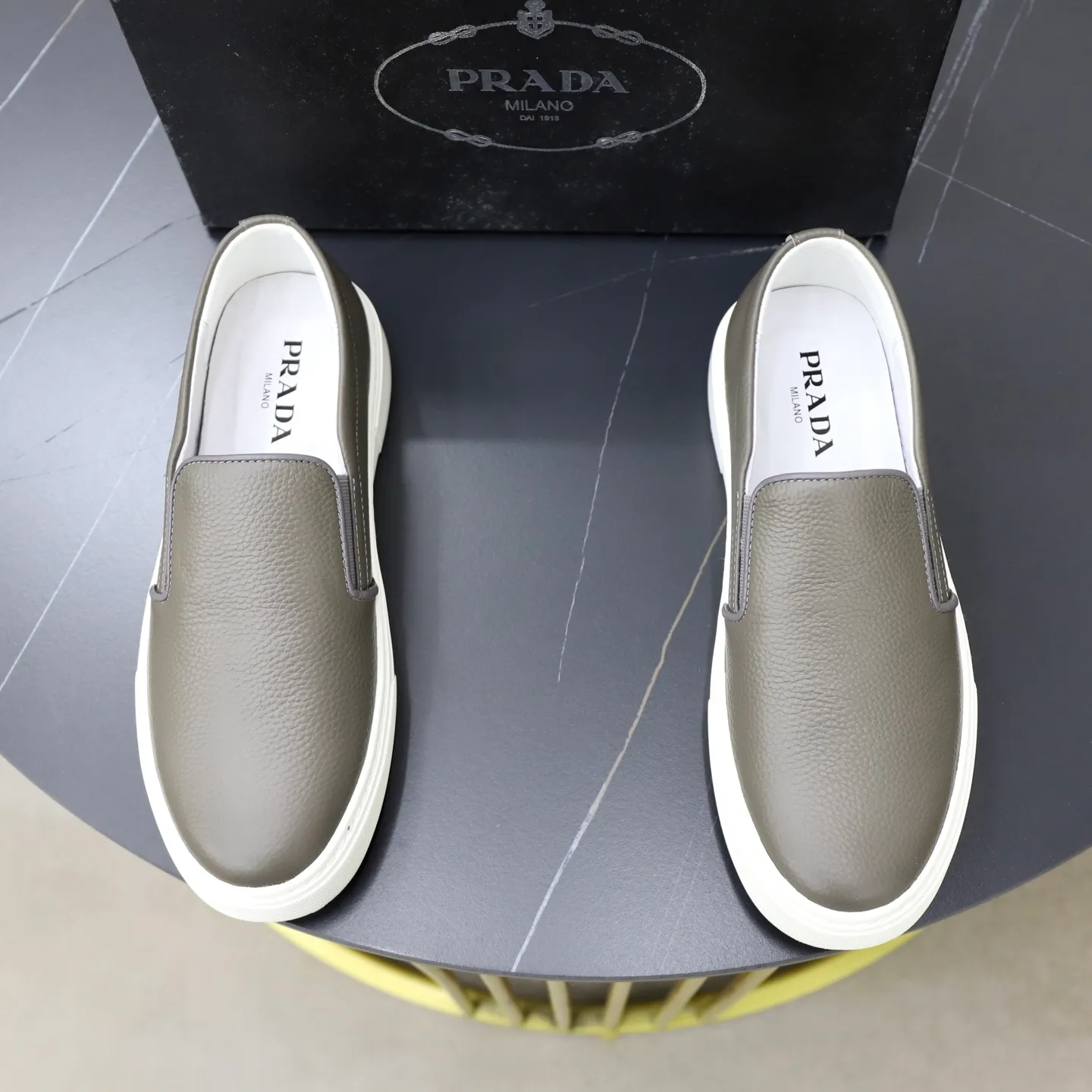Ex-factory price: 420💰🙅‍♂️🙅‍♂️🙅‍♂️ Brand: PRADA Standard code: 38–44 (45 can be customized) Grade: Same as the official website Material: Original cowhide fabric Comfortable pigskin lining Lightweight wear-resistant outsole Style category: Men's fashionable casual shoes and boots Running sports shoes Distinguished luxury brand elements Top luxury Color: actual picture color
